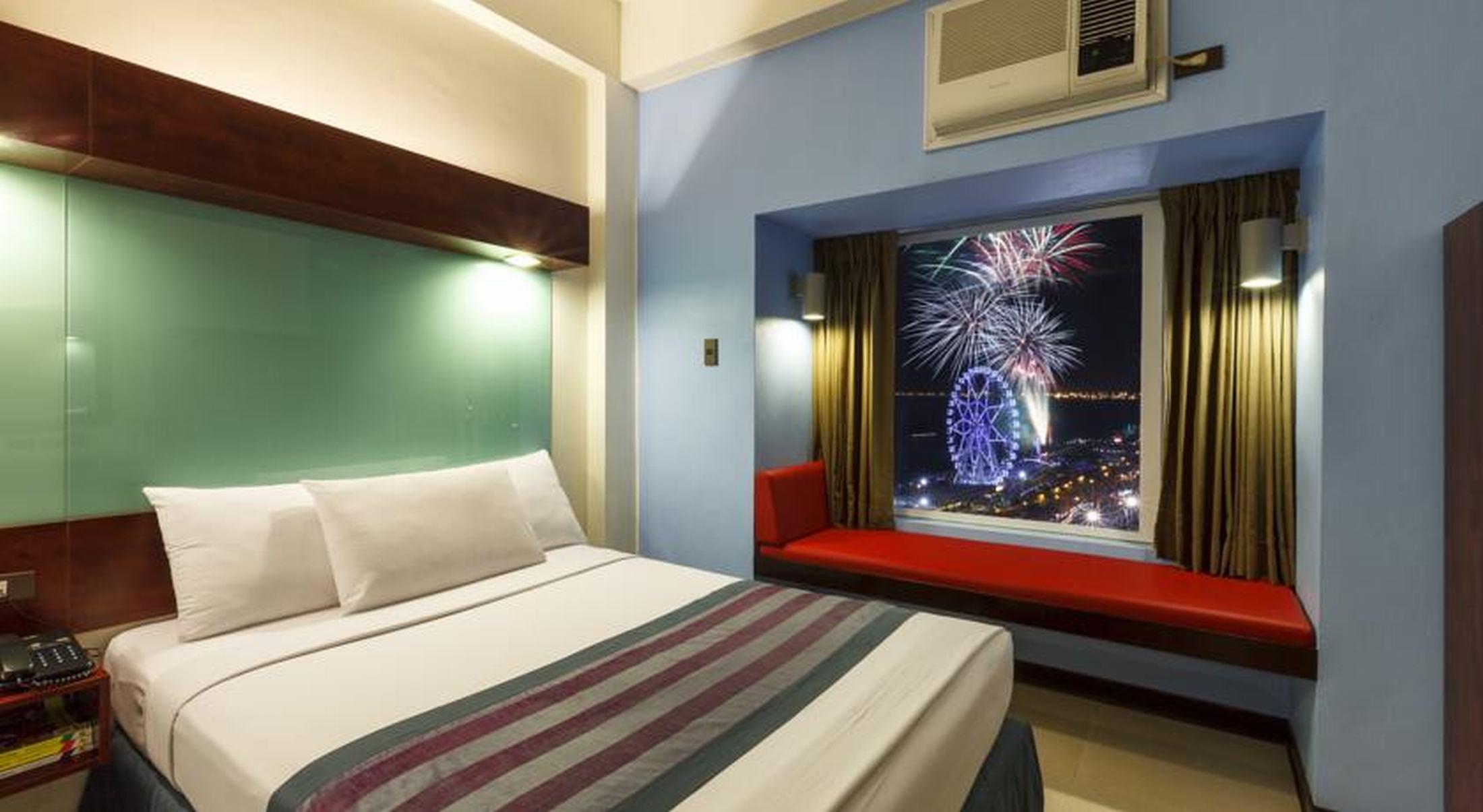 Microtel By Wyndham Mall Of Asia Pasay Exterior photo