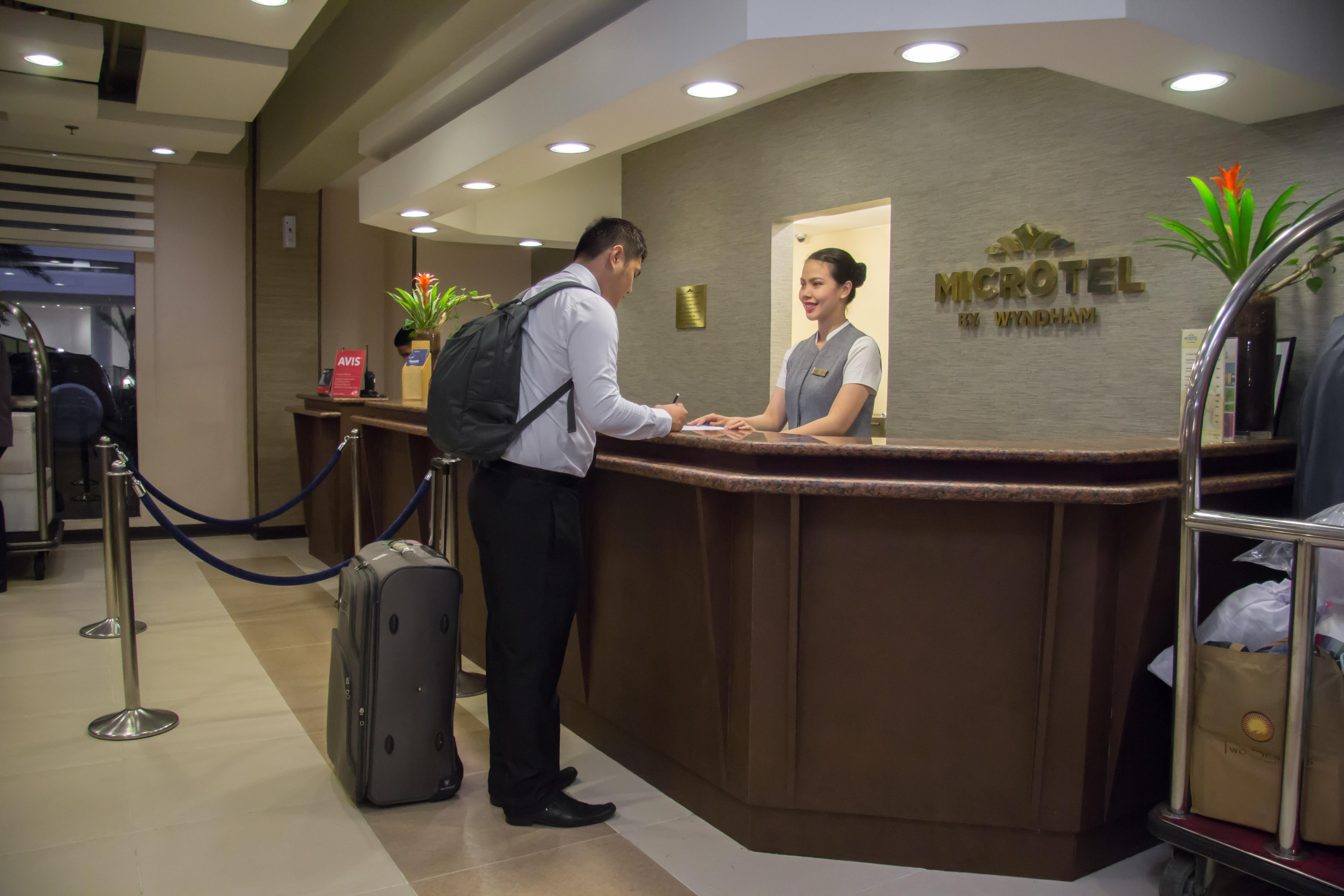Microtel By Wyndham Mall Of Asia Pasay Exterior photo