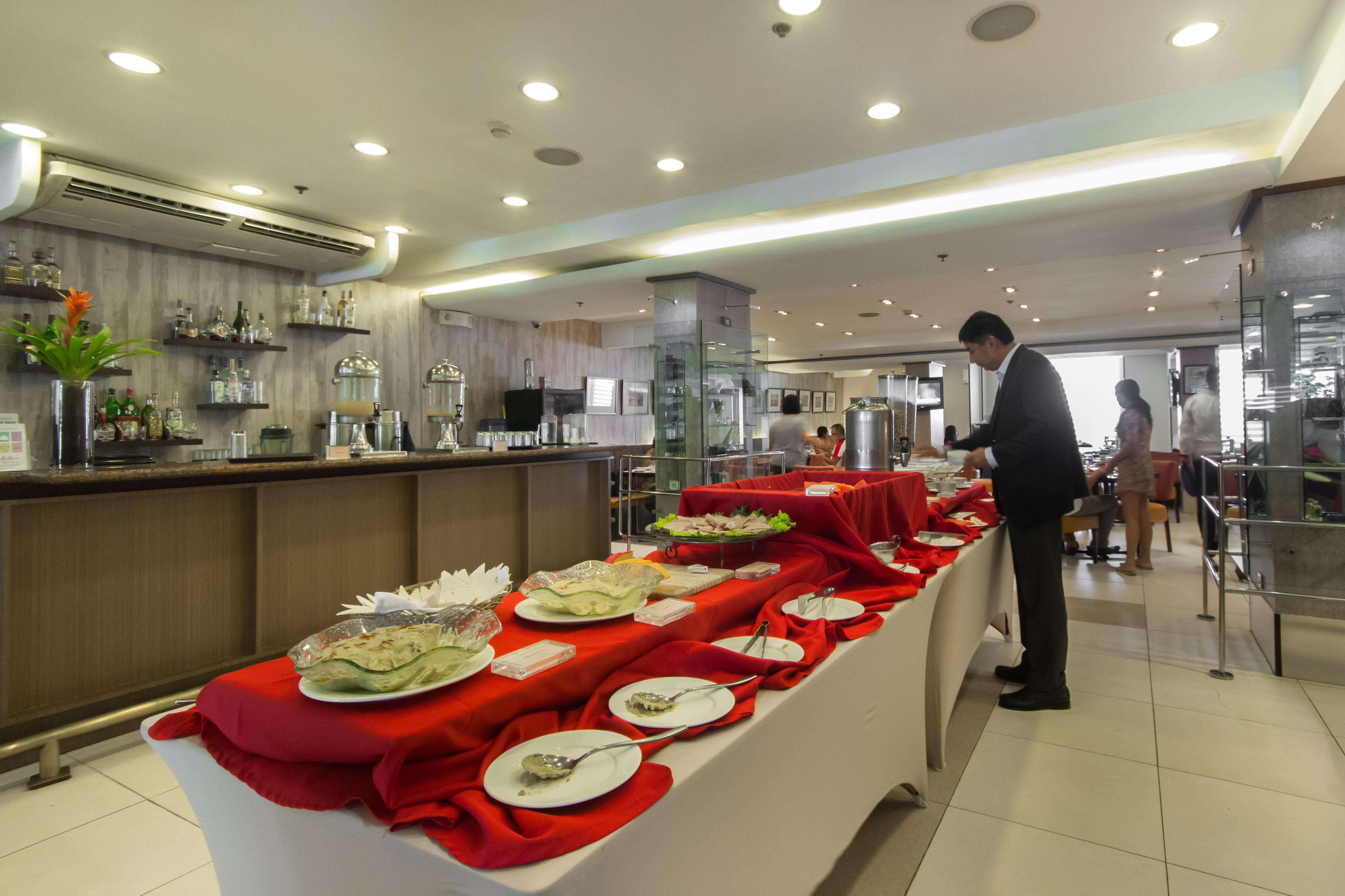 Microtel By Wyndham Mall Of Asia Pasay Exterior photo