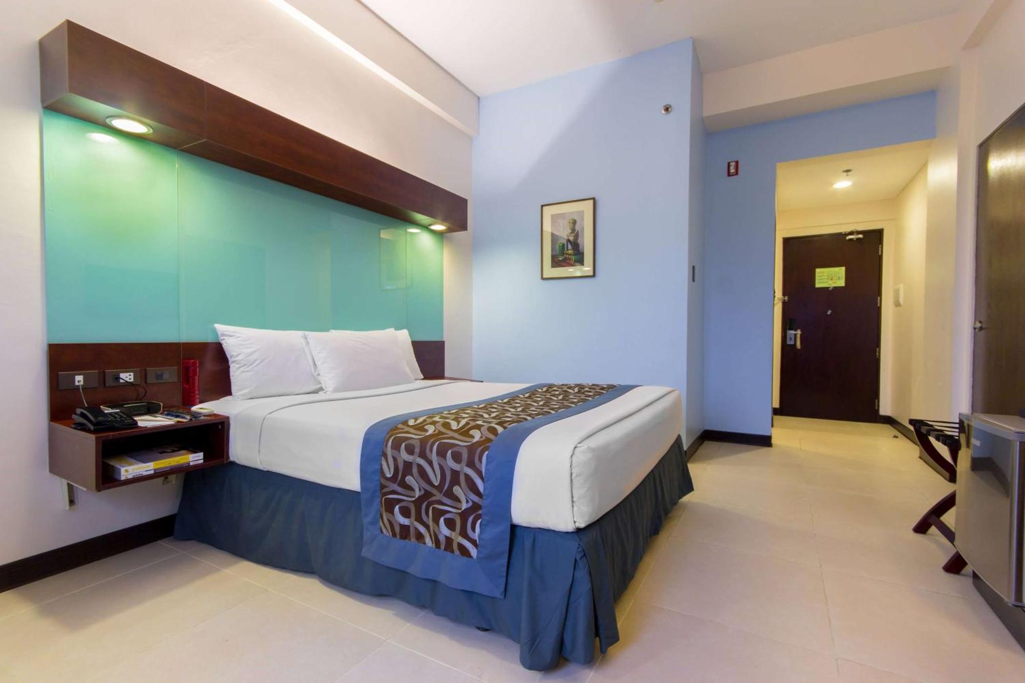 Microtel By Wyndham Mall Of Asia Pasay Exterior photo
