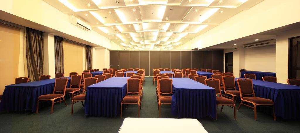 Microtel By Wyndham Mall Of Asia Pasay Exterior photo