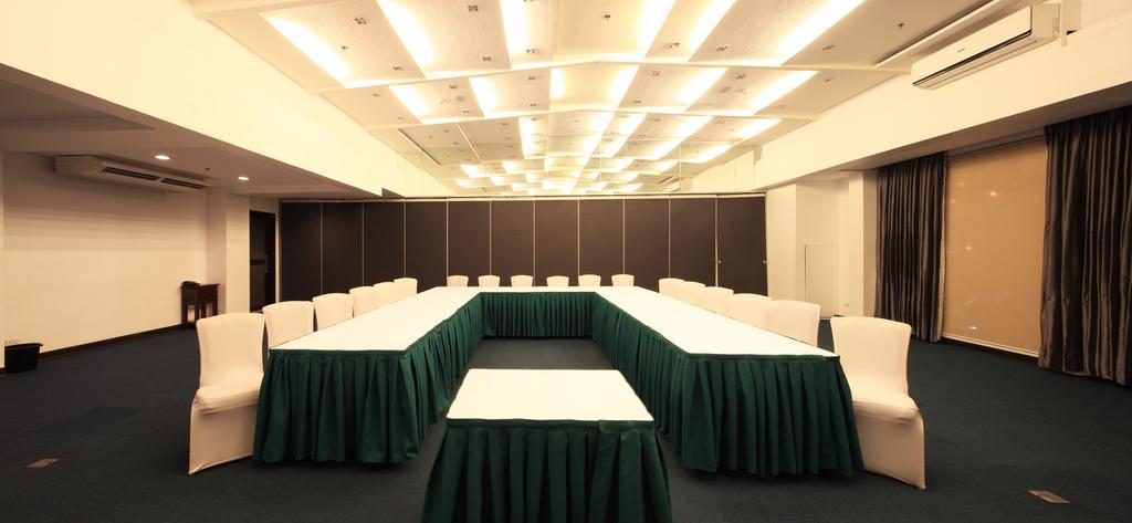 Microtel By Wyndham Mall Of Asia Pasay Exterior photo