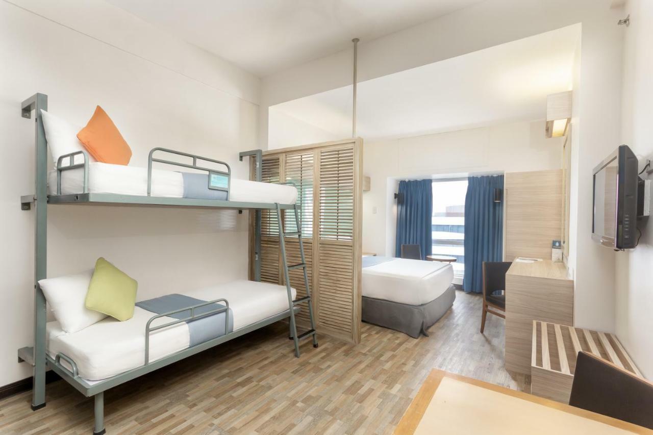 Microtel By Wyndham Mall Of Asia Pasay Exterior photo